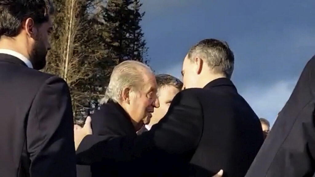 Así fue el cariñoso abrazo entre Felipe VI y Juan Carlos I en el entierro de Constantino de Grecia