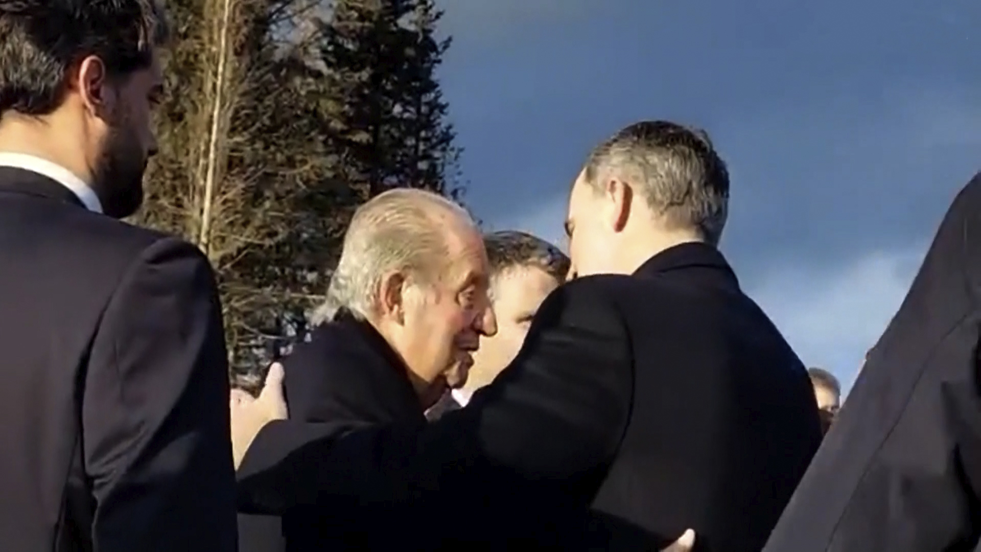 Así fue el cariñoso abrazo entre Felipe VI y Juan Carlos I en el entierro de Constantino de Grecia