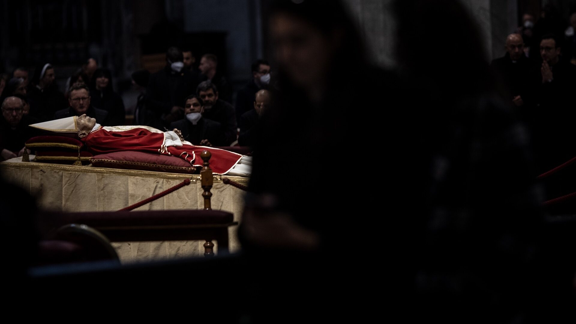 ¿Por qué se utilizan tres ataúdes en el funeral de Benedicto XVI?