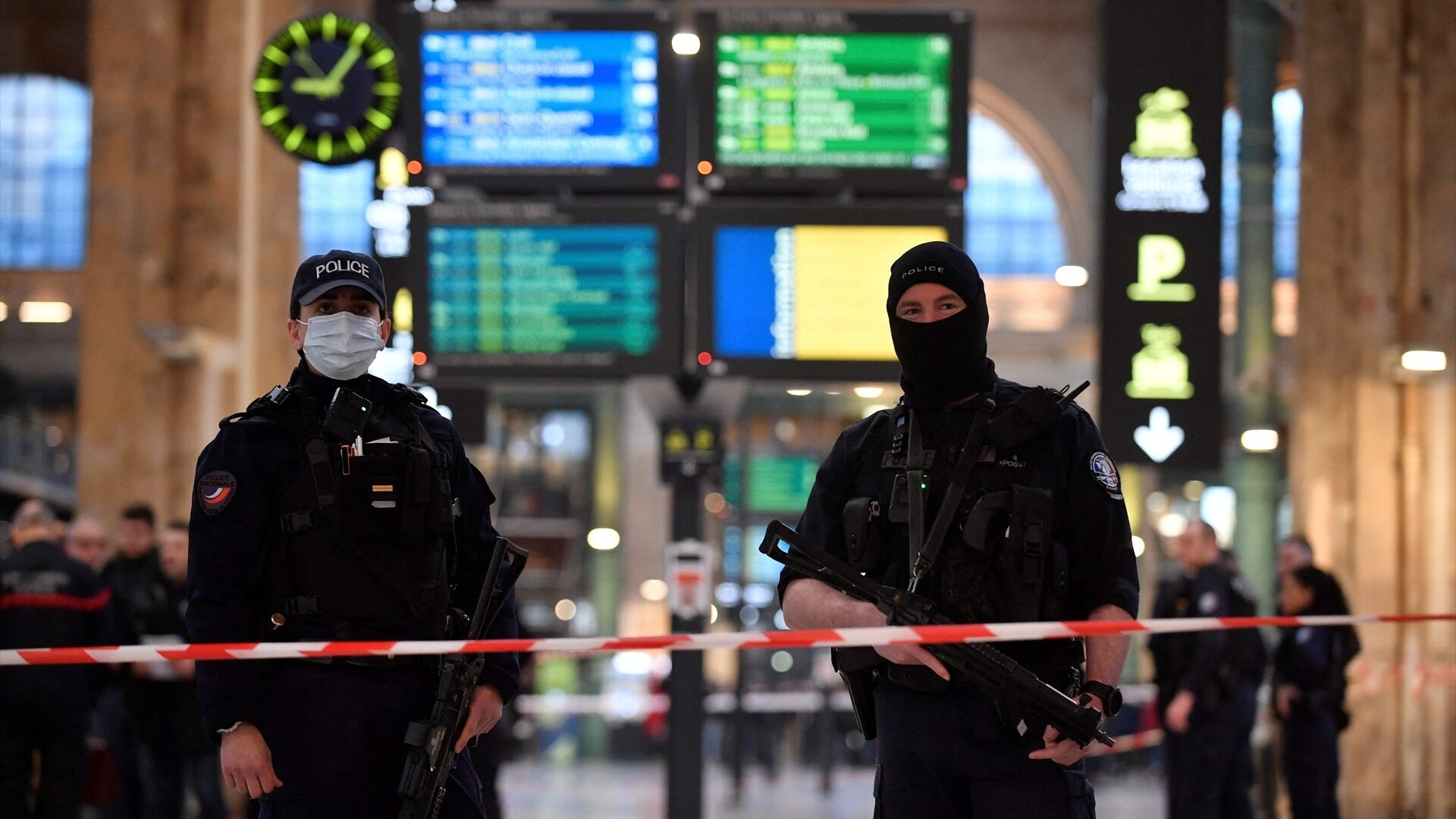 Un grupo de agentes custodian la estación de tren de Gare du Nord, en París, tras registrarse un ataque que ha dejado seis heridos