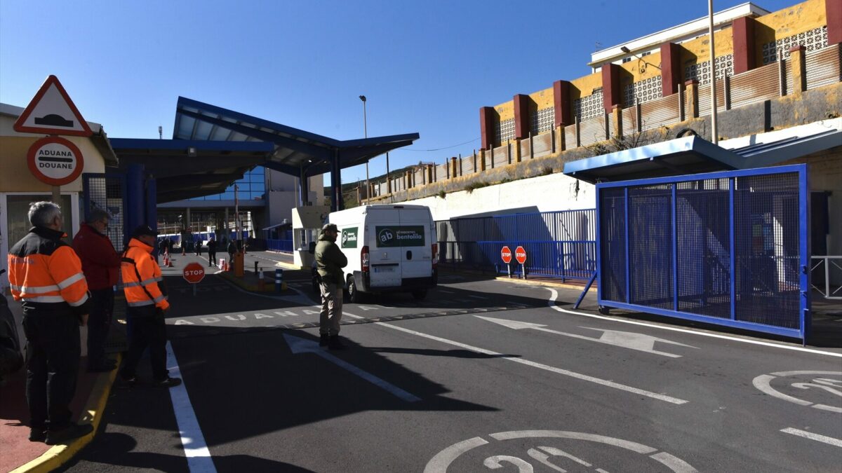 Varios agentes de seguridad en el control aduanero comercial en la frontera entre Ceuta y Marruecos
