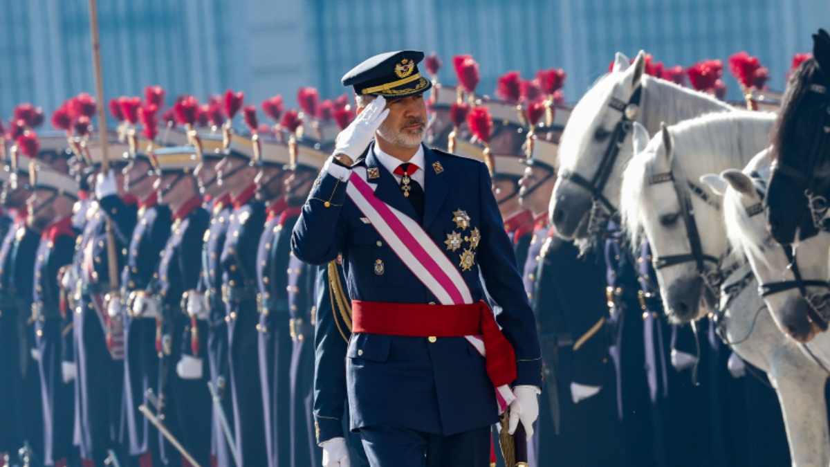 El rey Felipe VI pasa revista a las tropas durante la celebración de la Pascua Militar en la plaza de la Armería de Madrid, frente al Palacio Real.