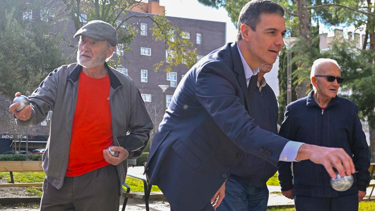 El presidente del Gobierno, Pedro Sánchez, juega a la petanca con un grupo de 'jubilados' de Coslada