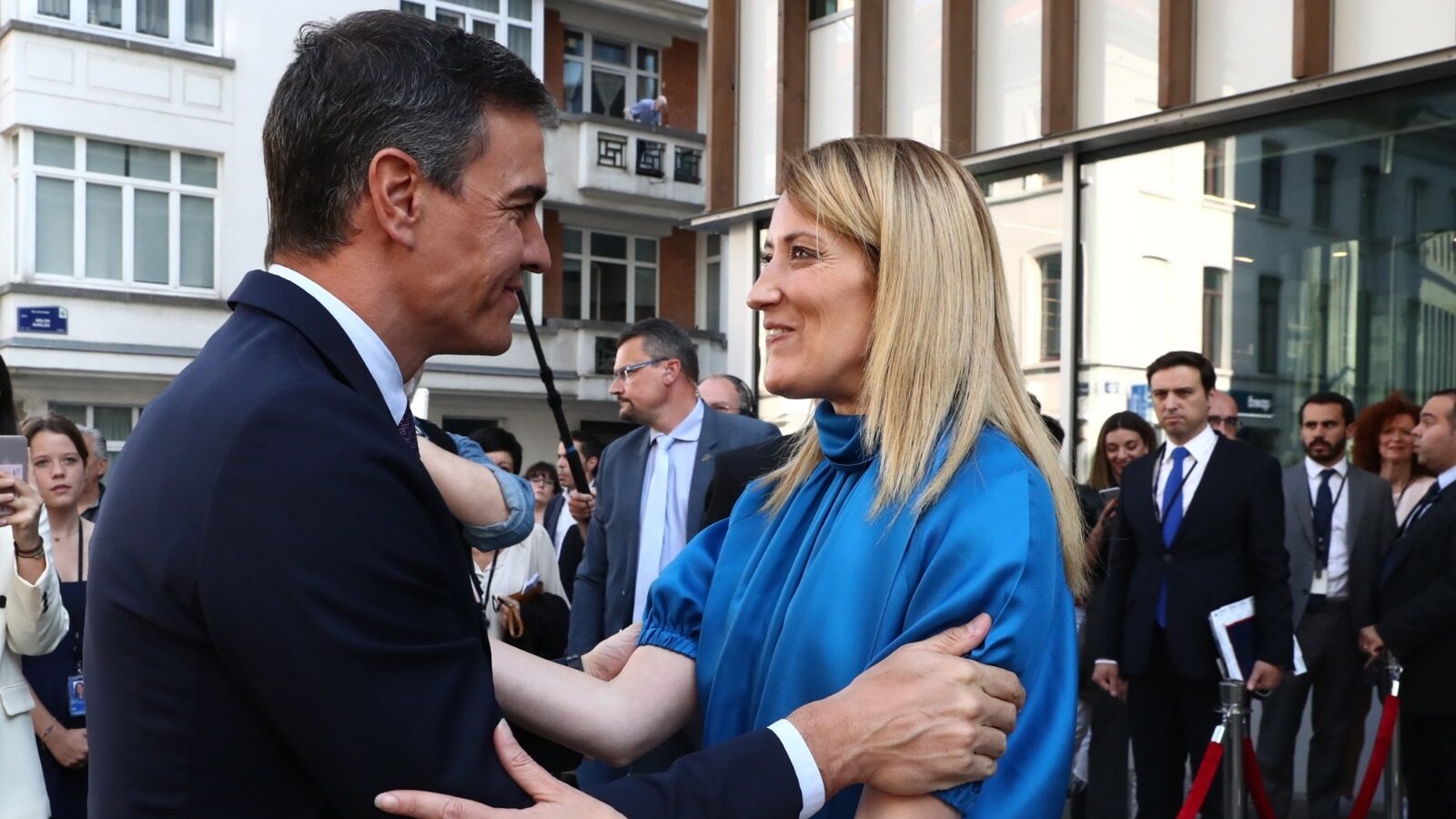 El presidente del Gobierno, Pedro Sánchez, y la presidenta del Parlamento Europeo, Roberta Metsola
