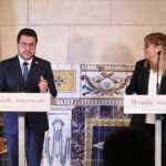 El presidente de la Generalitat y la consejera de Cultura, Natàlia Garriga, presentando las 100 medidas de fomento del catalán