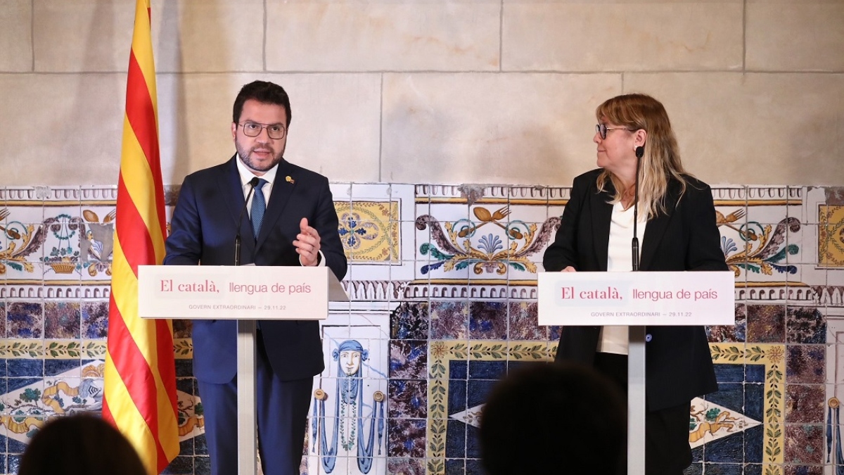 El presidente de la Generalitat y la consejera de Cultura, Natàlia Garriga, presentando las 100 medidas de fomento del catalán