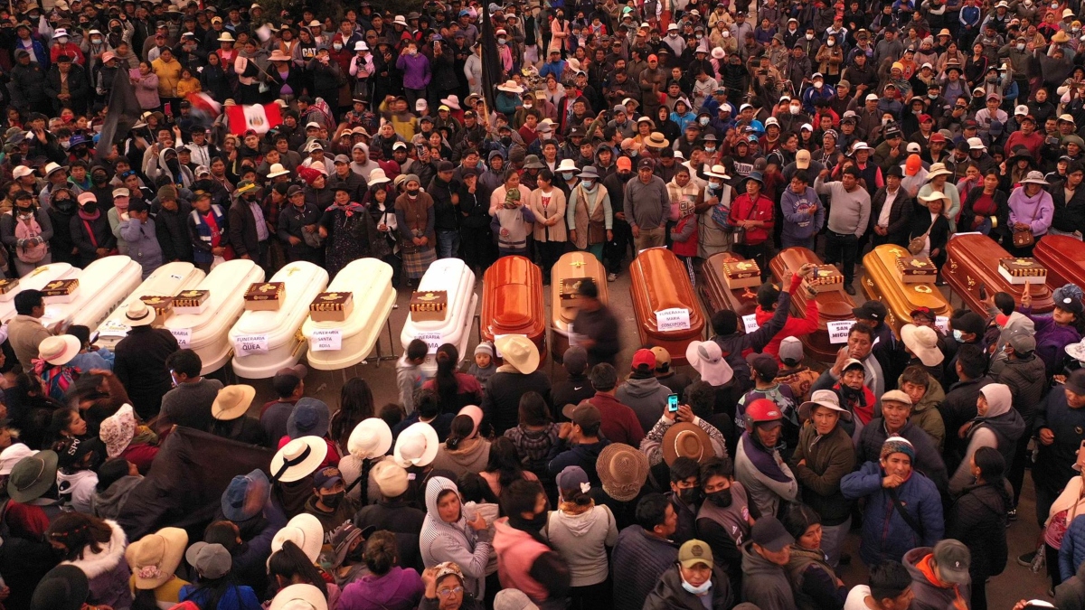 Fotografía de féretros vacíos en fila junto a los familiares y convocados a la espera de la entrega de los cuerpos de los fallecidos en los exteriores del Hospital Carlos Monje Medrano en Juliaca (Perú)