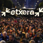 Numerosas personas se manifiestan en defensa de los derechos de los presos de ETA y por el fin de la dispersión, en Bilbao