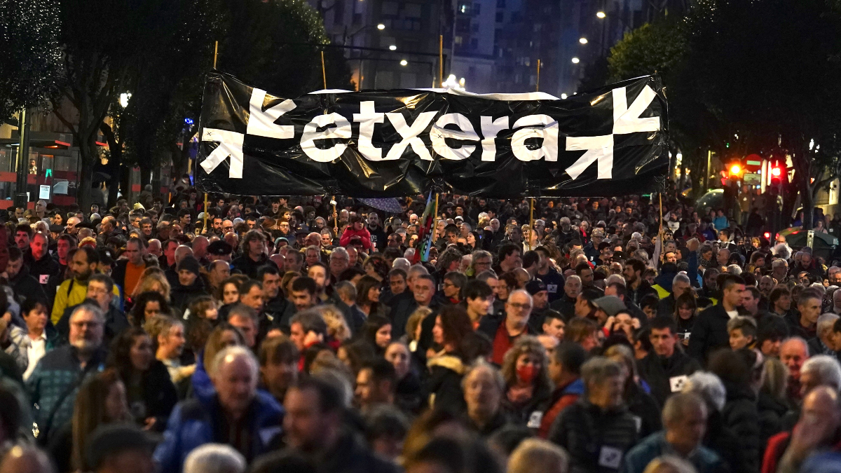 Numerosas personas se manifiestan en defensa de los derechos de los presos de ETA y por el fin de la dispersión, en Bilbao