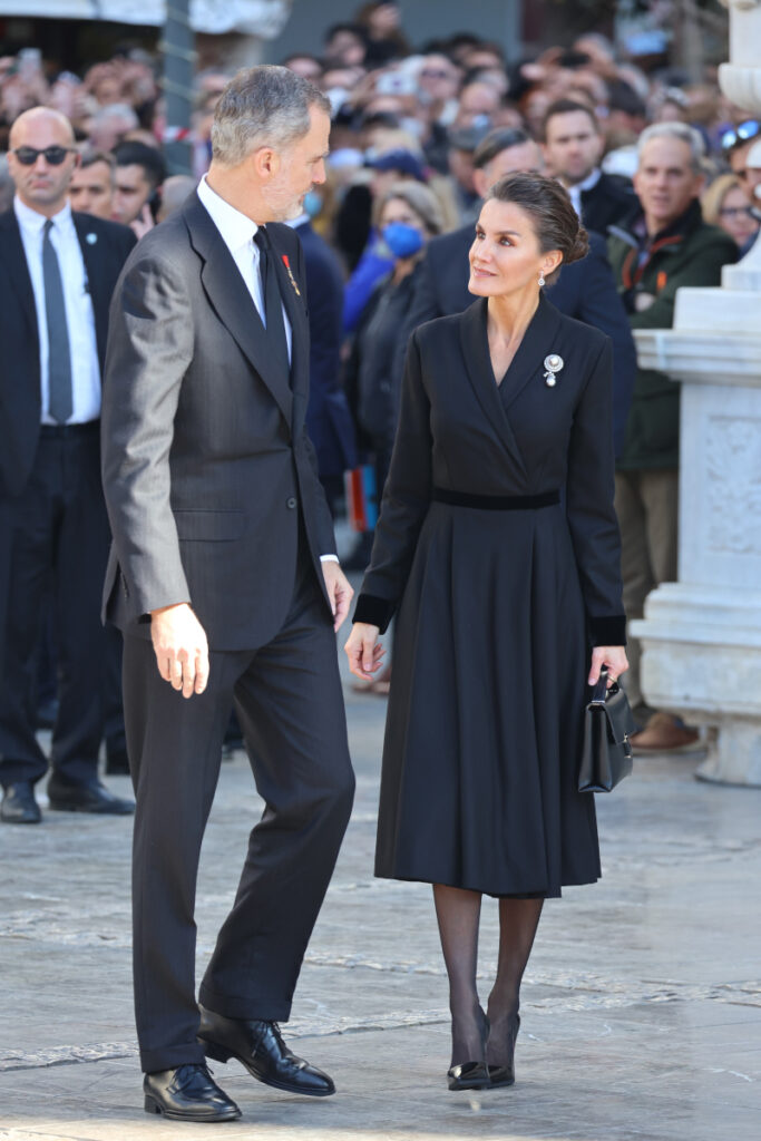 El look de la reina Letizia en el funeral del rey Constantino: un vestido  abrigo 'versionado' y su broche más especial