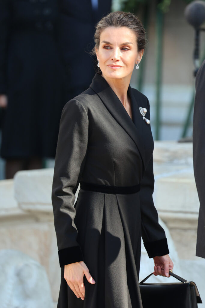 El look de la reina Letizia en el funeral del rey Constantino: un vestido  abrigo 'versionado' y su broche más especial