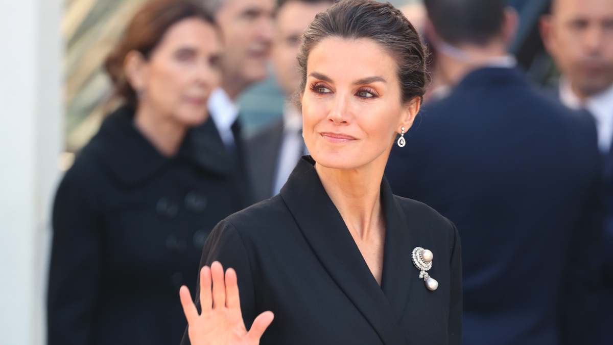 El look de la reina Letizia en el funeral del rey Constantino: un vestido abrigo 'versionado' y su broche más especial