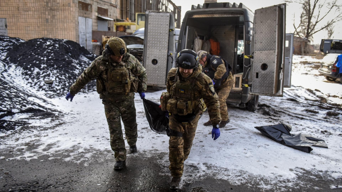 Soldados ucranianos recogen un cadáver tras los bombardeos en Bakhmut