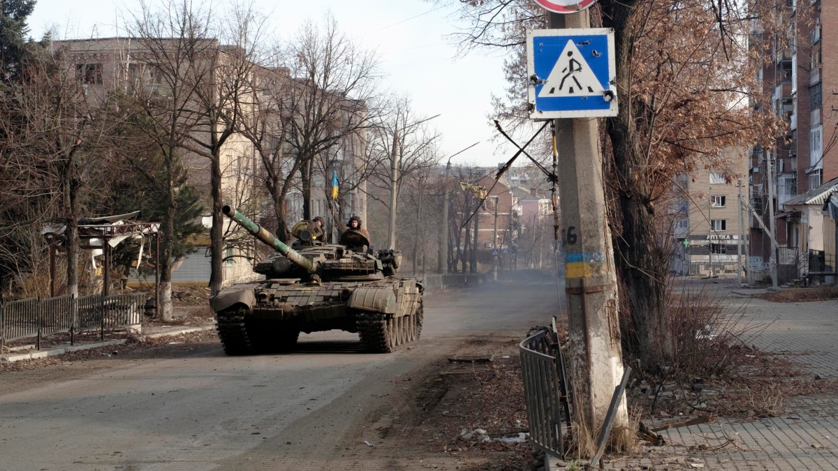 Soldados ucranianos en un tanque en Bakhmut