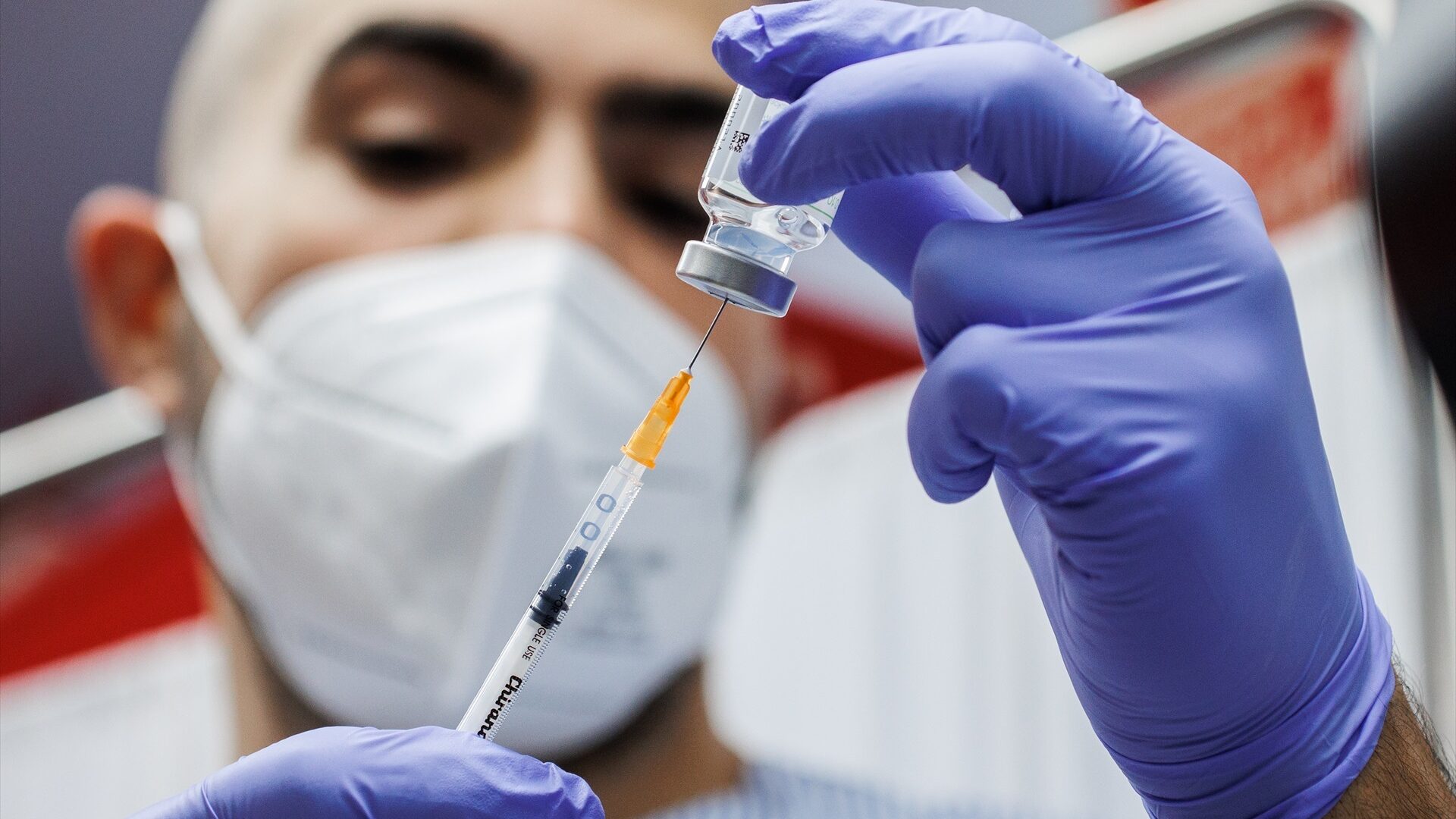 ¿Qué personas deben ponerse la cuarta dosis de la vacuna del covid?