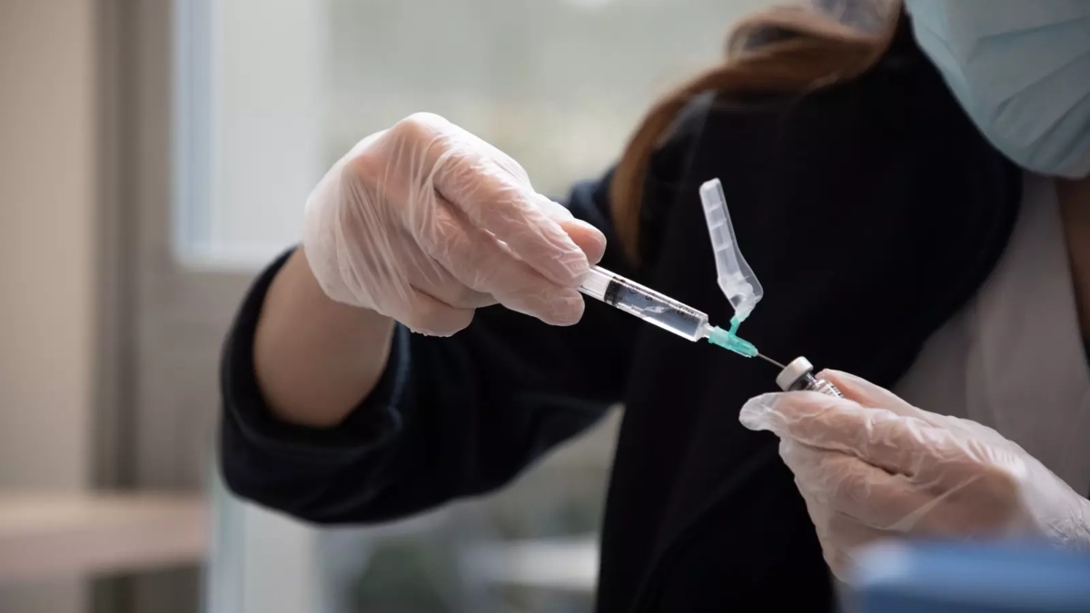 Las enfermeras de ORPEA preparan las dosis de las vacunas de Pfizer