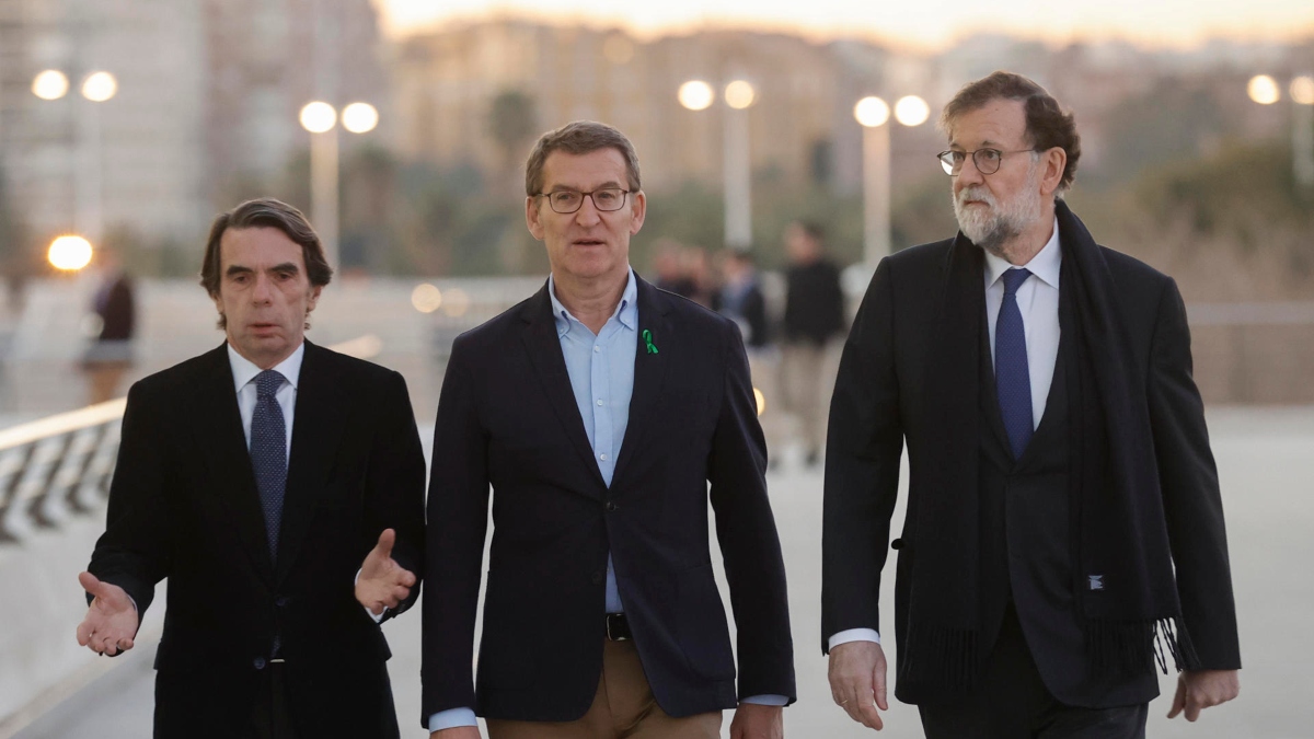 Feijóo dará el micrófono a Anzar y Rajoy en el acto del 24 y ordena a los barones fletar autobuses a Madrid