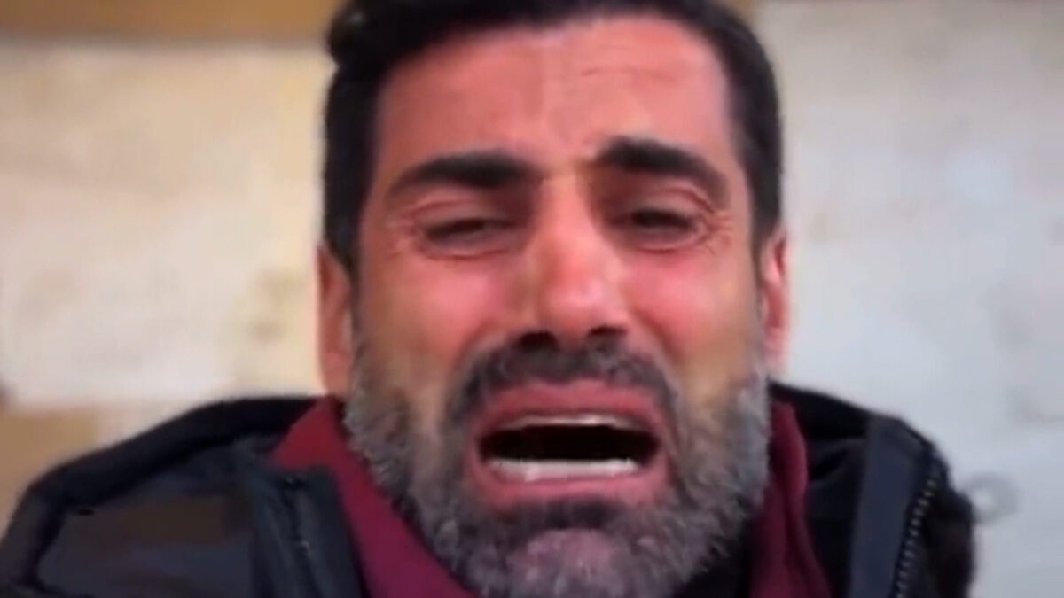 "La gente se muere": el exportero Demirel pide ayuda entre lágrimas tras el terremoto