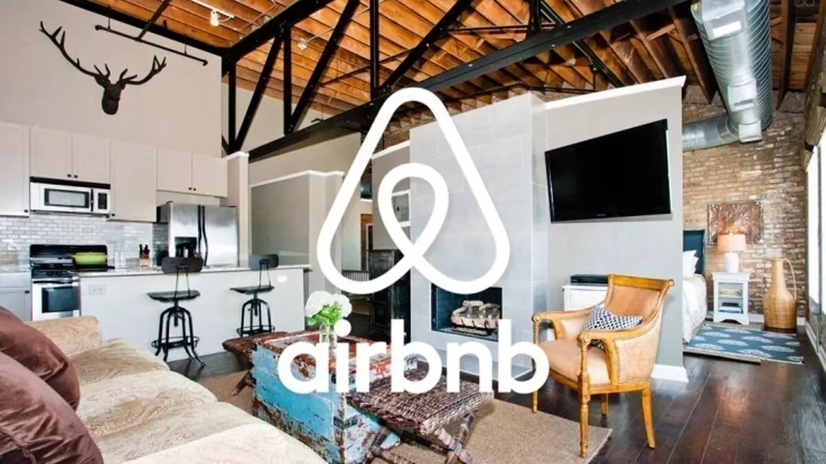 El logo de Airbnb sobre una imagen de una de sus casas