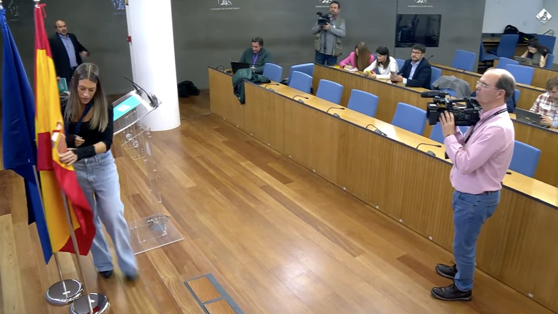 La portavoz de Junts en el Congreso, Míriam Nogueras, aparta la bandera de España durante una rueda de prensa