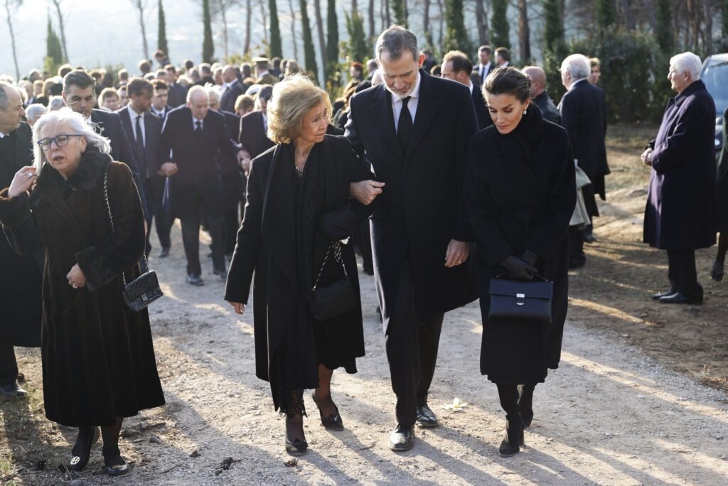 El rey Felipe, con la reina Sofía y Letizia, en el funeral del rey Constantino