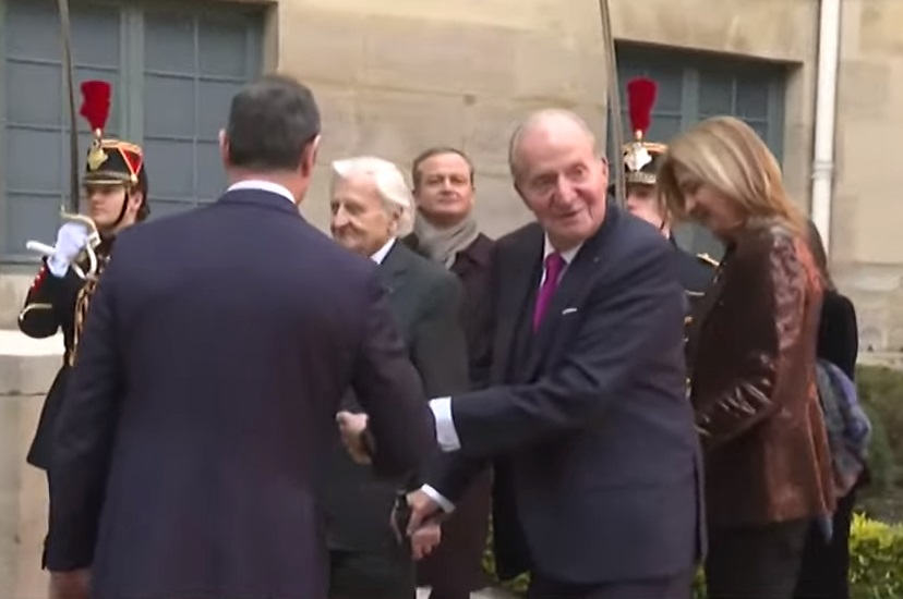 El rey Juan Carlos asegura que está divinamente y encantado de ver a los periodistas