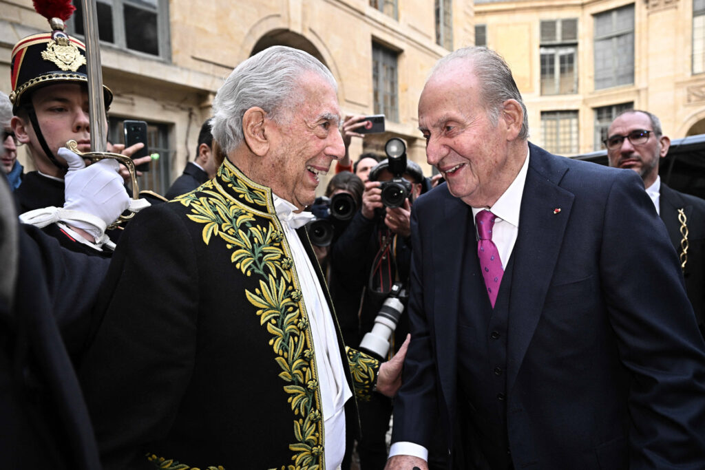 El rey Juan Carlos y Mario Vargas Llosa son amigos de hace años