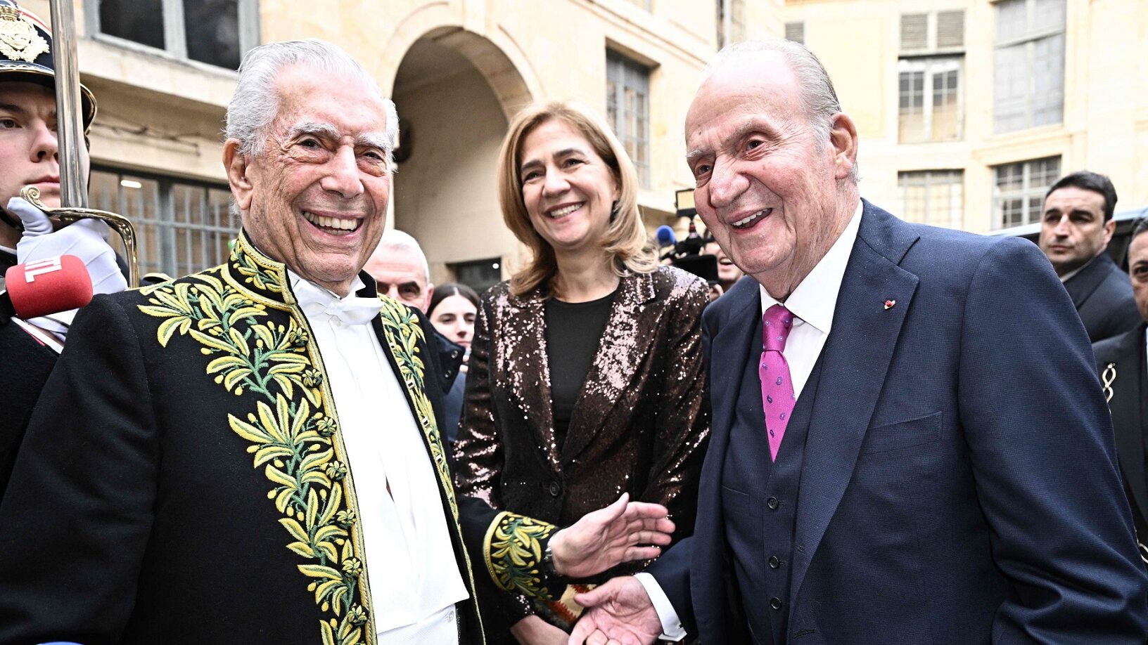 El rey Juan Carlos y la infanta Cristina asisten al ingreso de Mario Vargas Llosa en la Academia Francesa