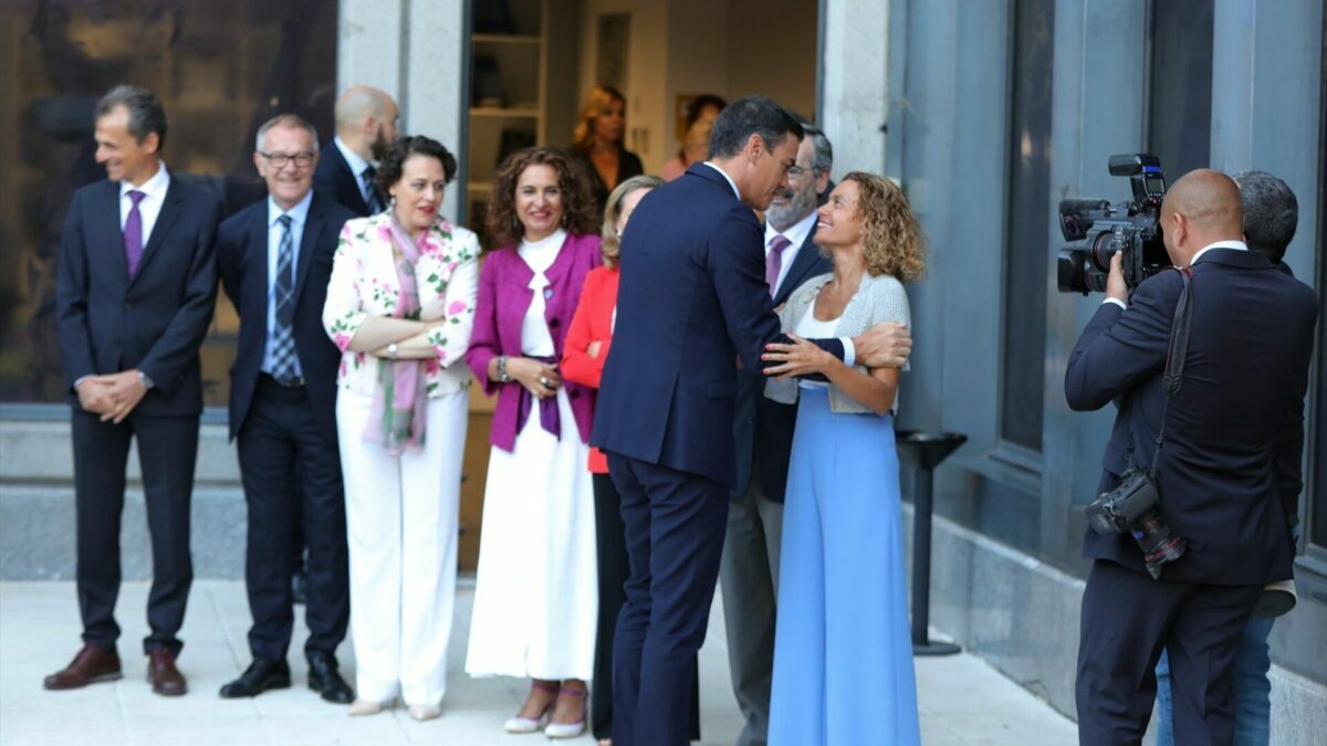 El presidente del Gobierno, Pedro Sánchez, en un encuentro en 2019 en el que participaron Magdalena Valerio y María Jesús Montero.