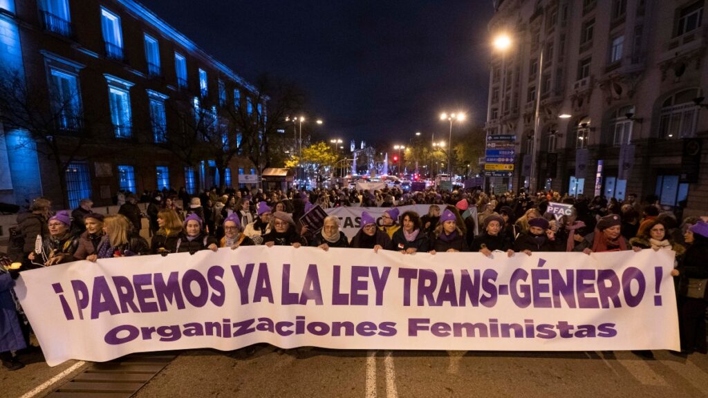 Más mujeres y más jóvenes: 21.000 visitas médicas en cinco años por las 'leyes trans'