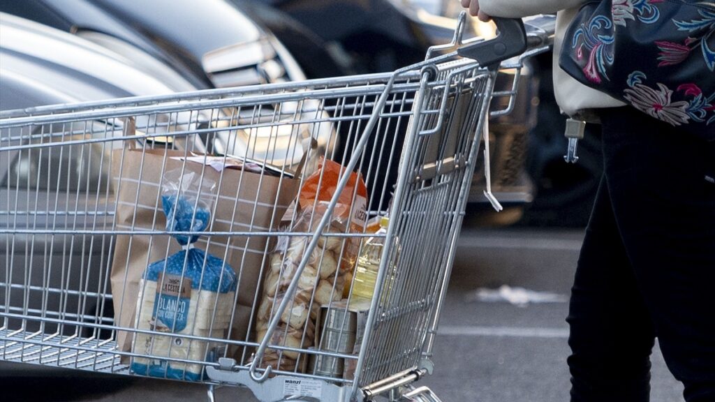 Adiós a echar monedas en los carritos del supermercado: el truco que se ha hecho viral