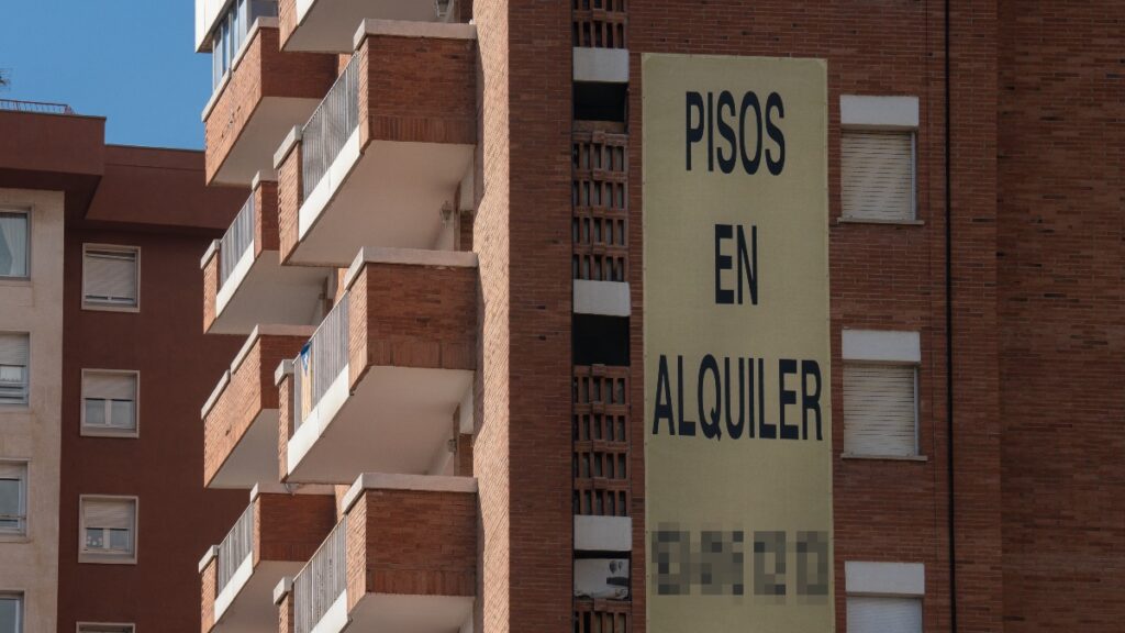 La subida de precios hace que el alquiler de habitaciones se dispare un 40% en Madrid y Barcelona