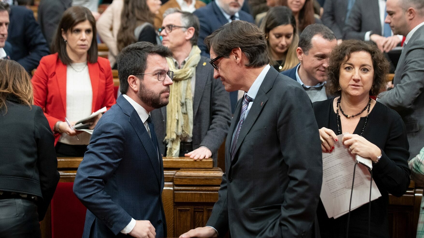 El presidente de la Generalitat, Pere Aragonès (i), y el líder del PSC, Salvador Illa (d), conversan durante una sesión plenaria