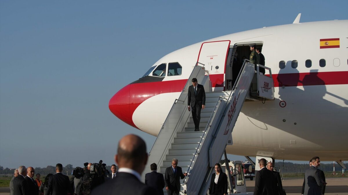 El presidente del Gobierno de España, Pedro Sánchez (i), baja del avión presidencial, a su llegada al Aeropuerto Internacional Mohammed V, a 1 de febrero de 2023, en Rabat (Marruecos).
