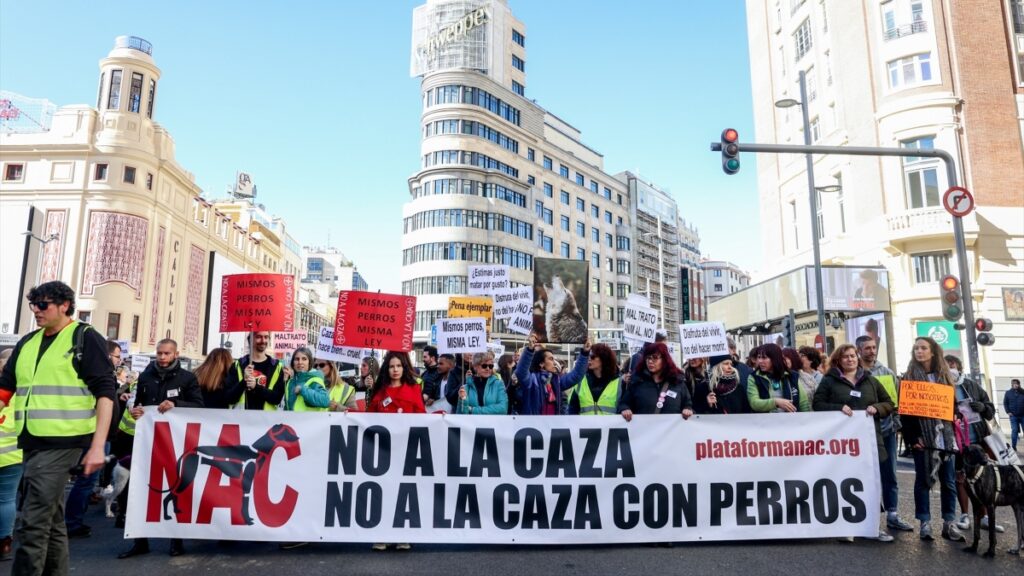 Mil personas se manifiestan en Madrid para exigir el fin de la caza con perros