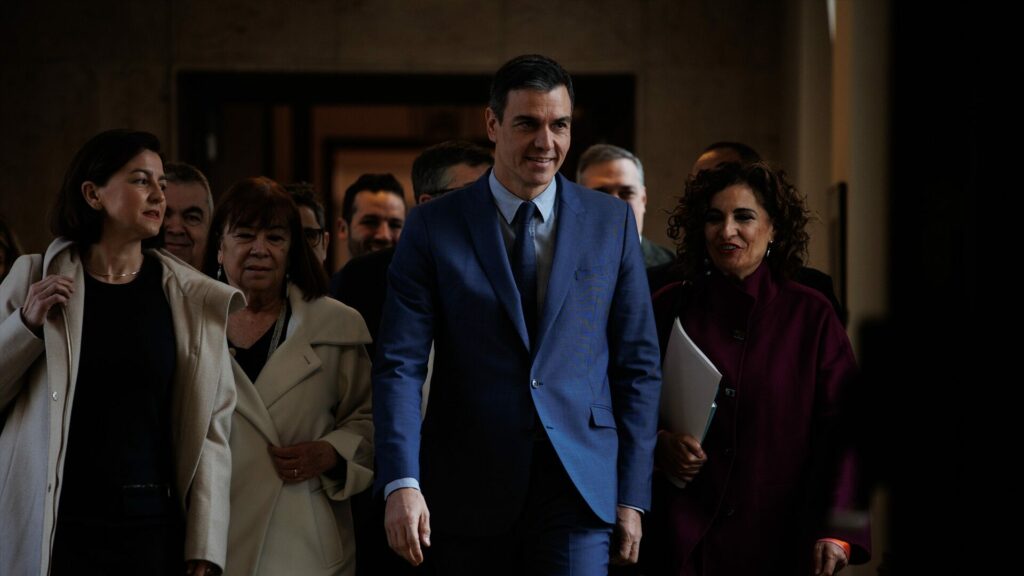 El presidente del Gobierno, Pedro Sánchez, y la ministra de Hacienda y Función Pública, María Jesús Montero.