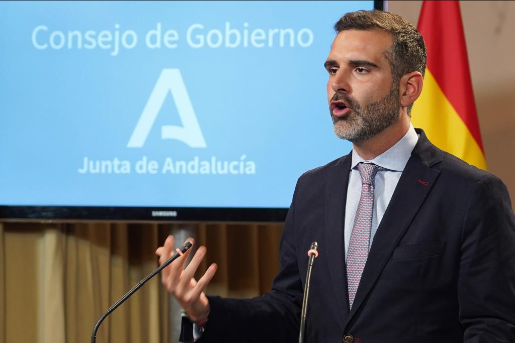 El consejero y portavoz de la Junta de Andalucía, Ramón Fernández Pacheco, este martes en rueda de prensa en Sevilla. Foto/ Europa Press