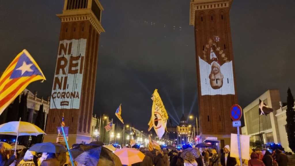 Pinchazo independentista: solo 100 personas protestan contra Felipe VI en su visita al Mobile