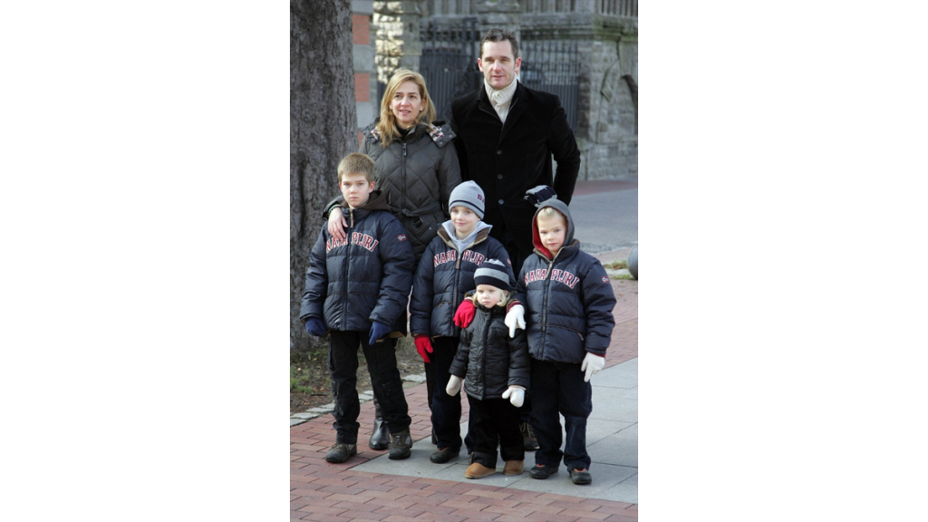 La infanta Cristina e Iñaki Urdangarin con sus cuatro hijos en 2007