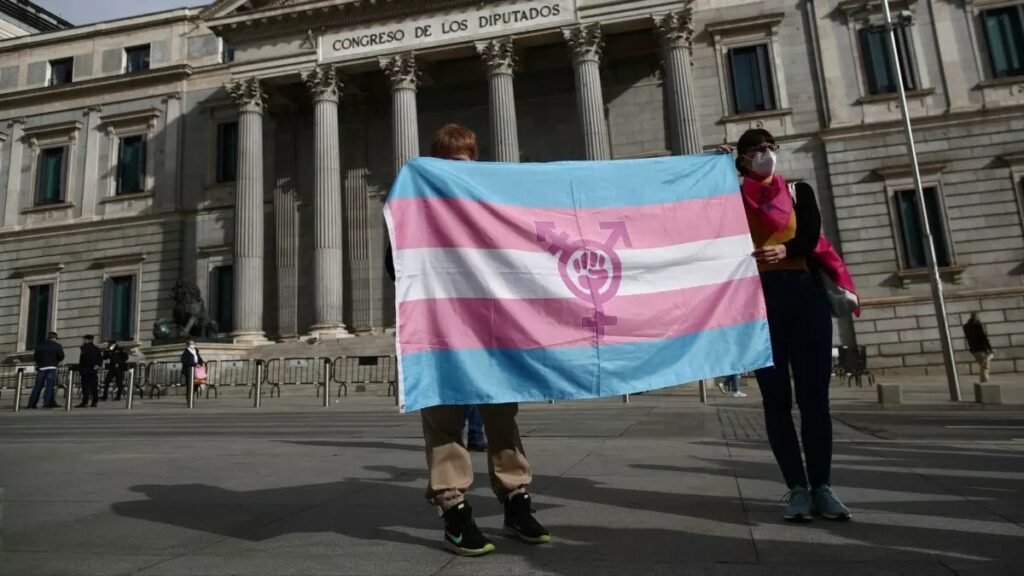 Tercer género y mediación para menores entre 12 y 16 años: así es la ley 'trans' catalana que ignorará a los padres