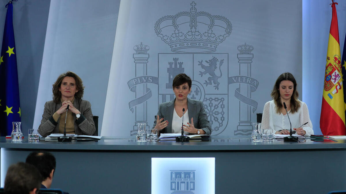 La vicepresidenta tercera, Teresa Ribera (i); la portavoz del Gobierno, Isabel Rodríguez (c), y la ministra de Igualdad, Irene Montero (d), este martes en Moncloa en pleno lío del 'tito Berni'.