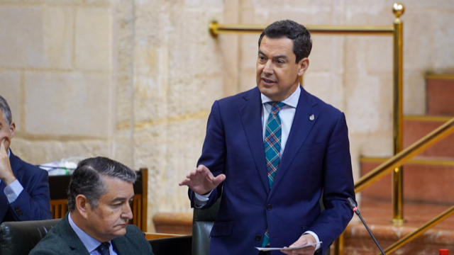 El presidente de la Junta de Andalucía, Juanma Moreno, este jueves en el Parlamento durante la sesión de control en respuesta a Vox. Foto/ Europa Press
