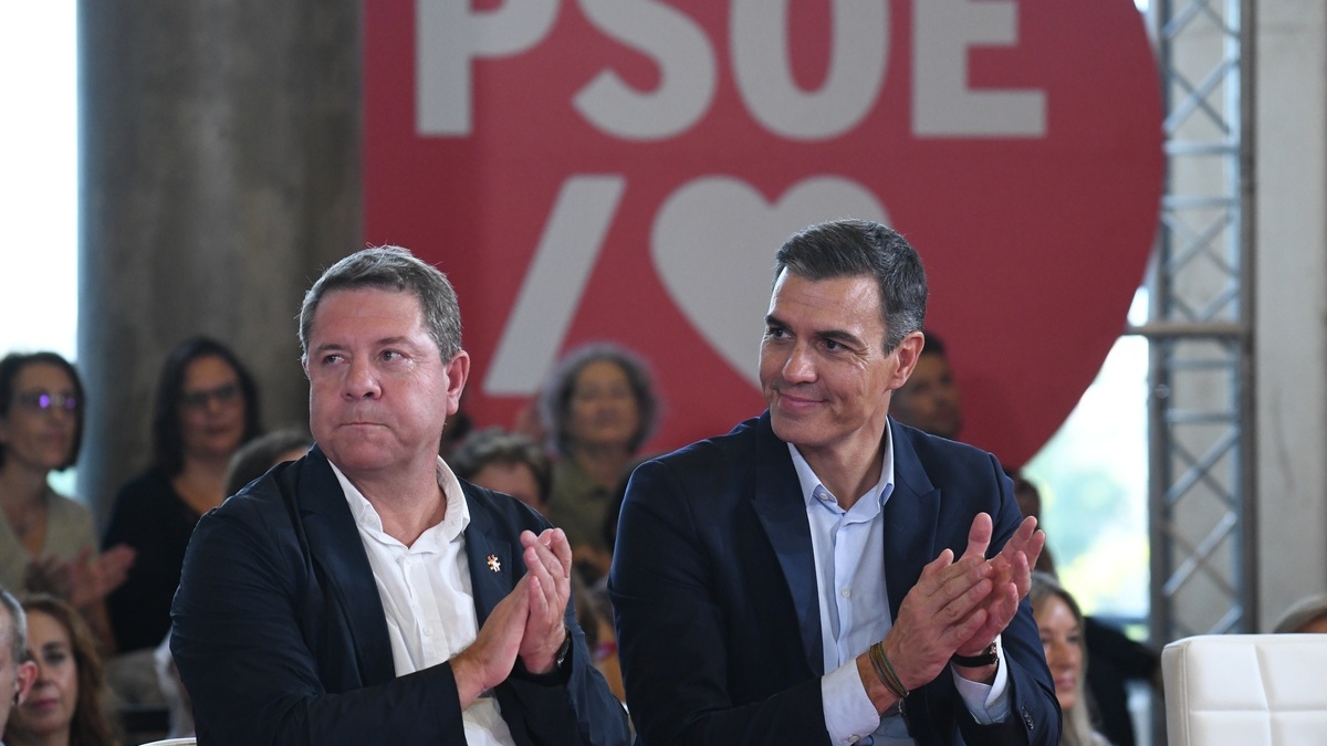 El presidente de Castilla-La Mancha, Emiliano García-Page (i), y el presidente del Gobierno, Pedro Sánchez, en una imagen de archivo.