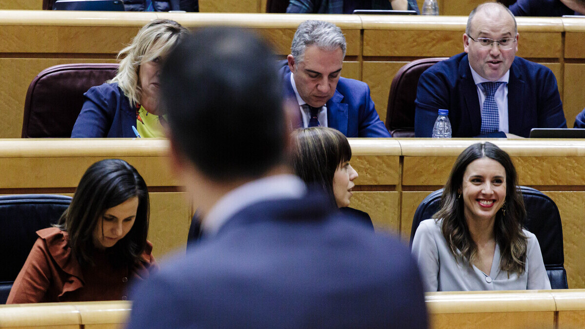 El presidente del Gobierno, Pedro Sánchez (PSOE), en el Senado, con la ministra de Igualdad, Irene Montero (Podemos), al fondo.