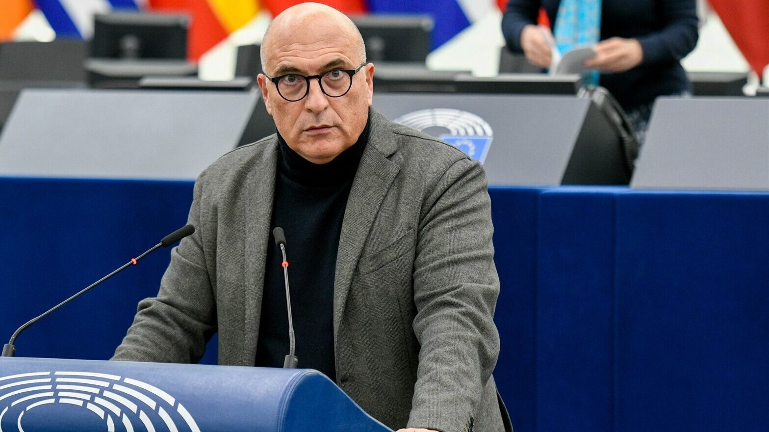 El eurodiputado italiano señalado por la trama corrupta niega las acusaciones y descarta invocar su inmunidad