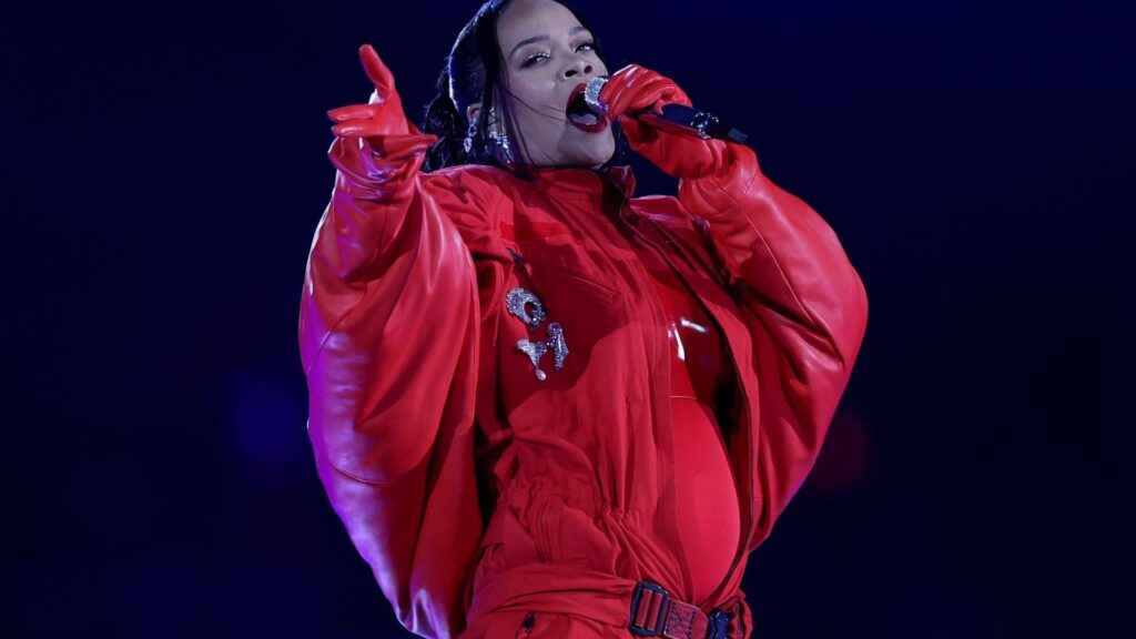 Rihanna aparece embarazada en la Super Bowl 2023, a los nueve meses de  nacer su primer hijo 