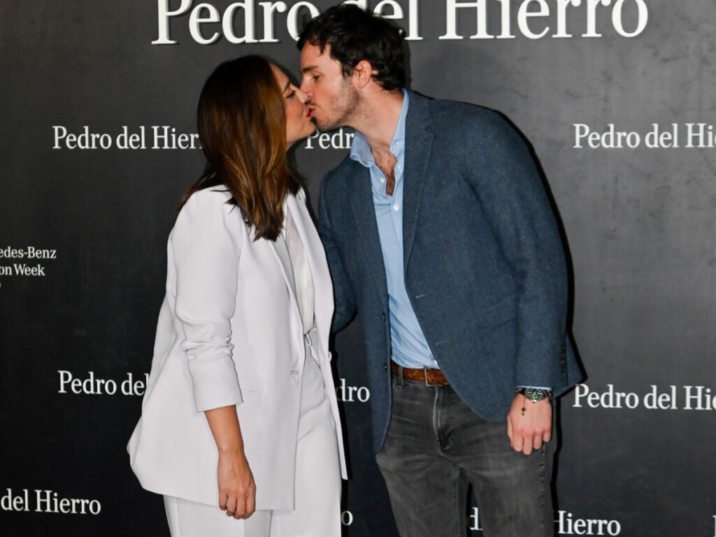 Tamara Falcó y su novio Íñigo Onieva se besan en la Madrid Fashion Week