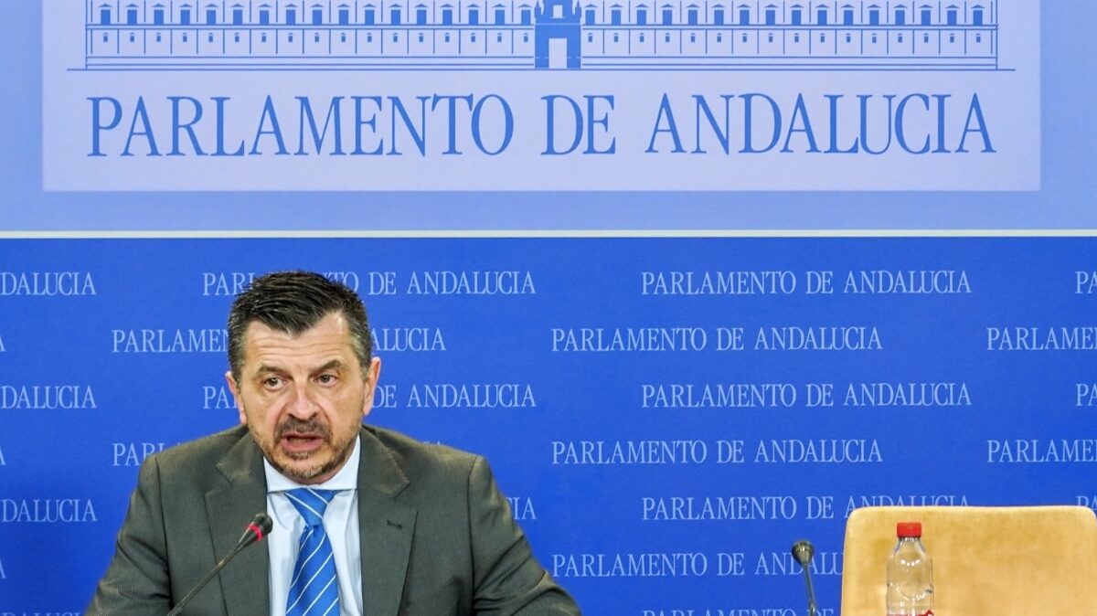 El portavoz parlamentario del PP en Andalucía, Toni Martín, este miércoles en rueda de prensa. Foto/ Europa Press