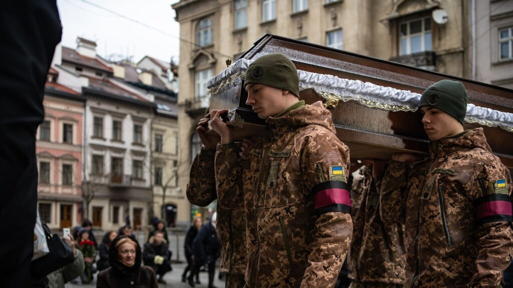 Los funerales de soldados caídos se repiten diariamente por toda la geografía ucraniana.