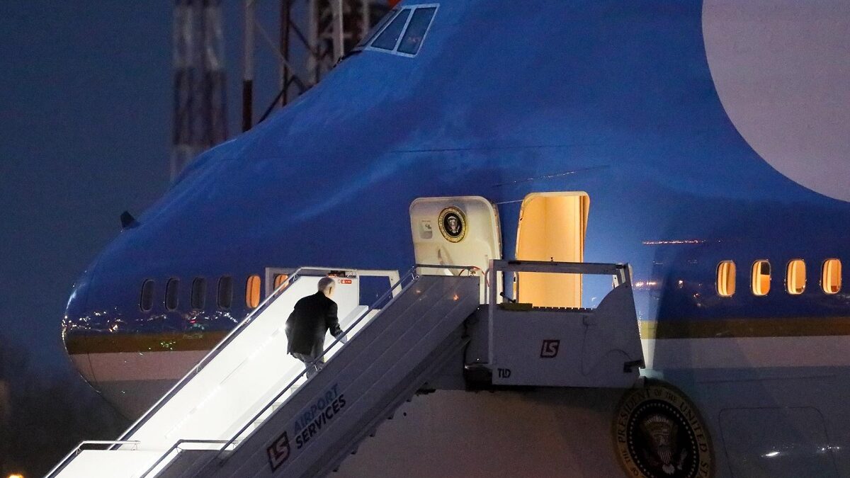 Joe Biden subiendo las escaleras del Air Force One